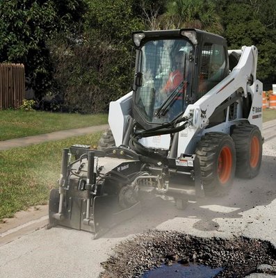 Minicargadoras Bobcat S570 en la operación asfalto.