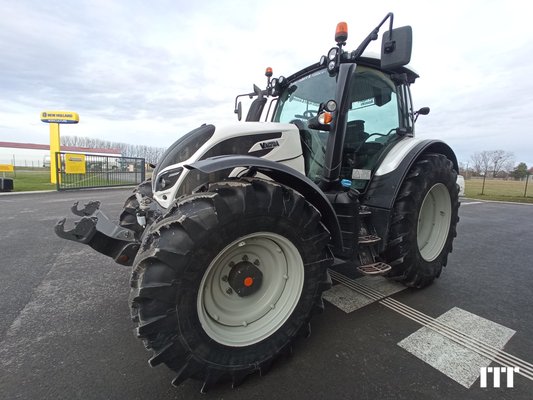 Farm tractor Valtra N124 - 1