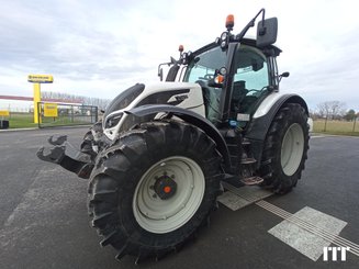 Farm tractor Valtra N124 - 1