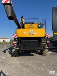 Combine harvester New Holland CR 8.90 - 3