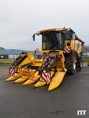 Combine harvester New Holland CX 8070 - 1