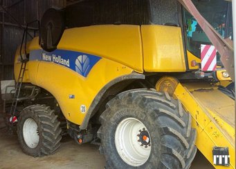 Combine harvester New Holland CX 8090 - 2