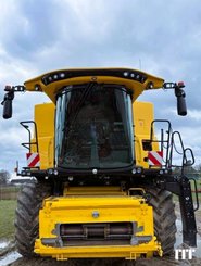 Combine harvester New Holland CR 8.90 - 5