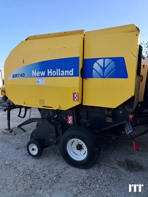 Round baler New Holland BR740A - 1