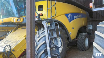 Combine harvester New Holland CX 8090 - 1