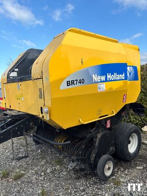 Round baler New Holland BR740A - 1