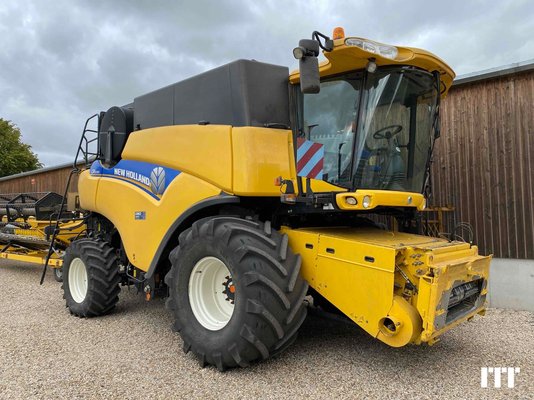 Combine harvester New Holland CR 9090 - 1