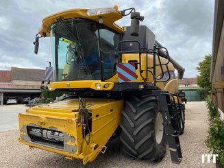 Combine harvester New Holland CR 9090 - 2