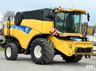 Combine harvester New Holland CX 8090 - 1