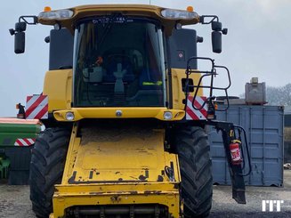 Combine harvester New Holland CX 8070 - 1