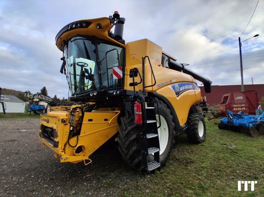 Combine harvester New Holland CR 8.90 - 1
