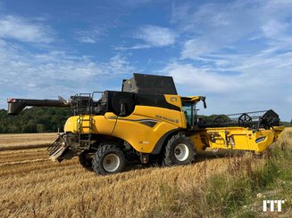 Combine harvester New Holland CR 8.80 - 1