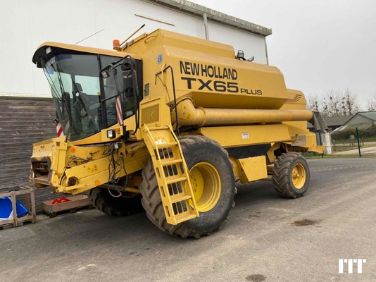 Combine harvester New Holland TX 65 - 1