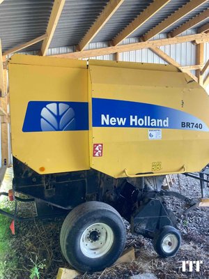 Round baler New Holland BR740A - 1