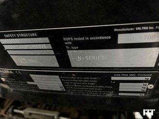 Farm tractor Valtra N124 - 10