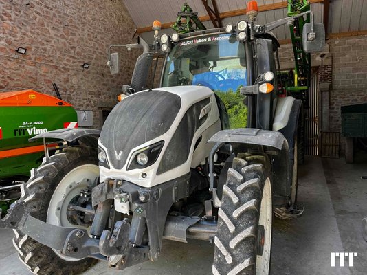 Farm tractor Valtra N124 - 1