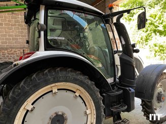Farm tractor Valtra N124 - 1
