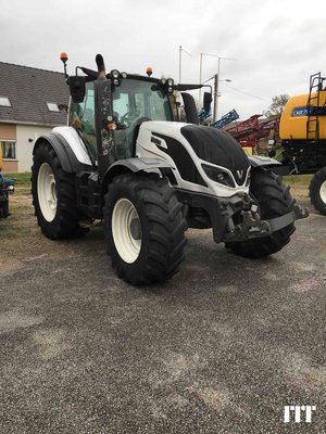 Farm tractor Valtra T234 - 1