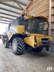 Combine harvester New Holland CR 9060 - 1